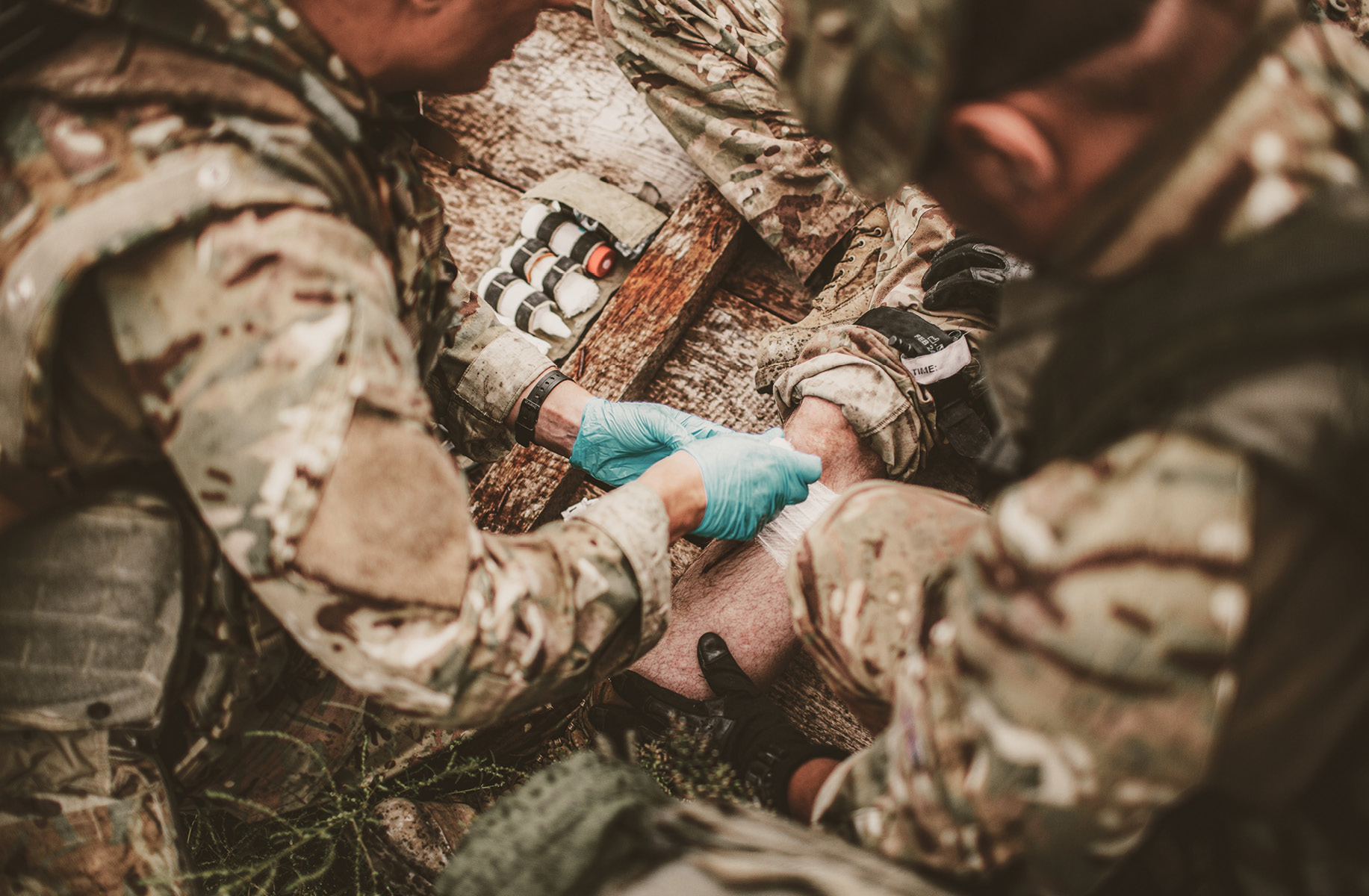 Zwei Soldaten verbinden einen dritten