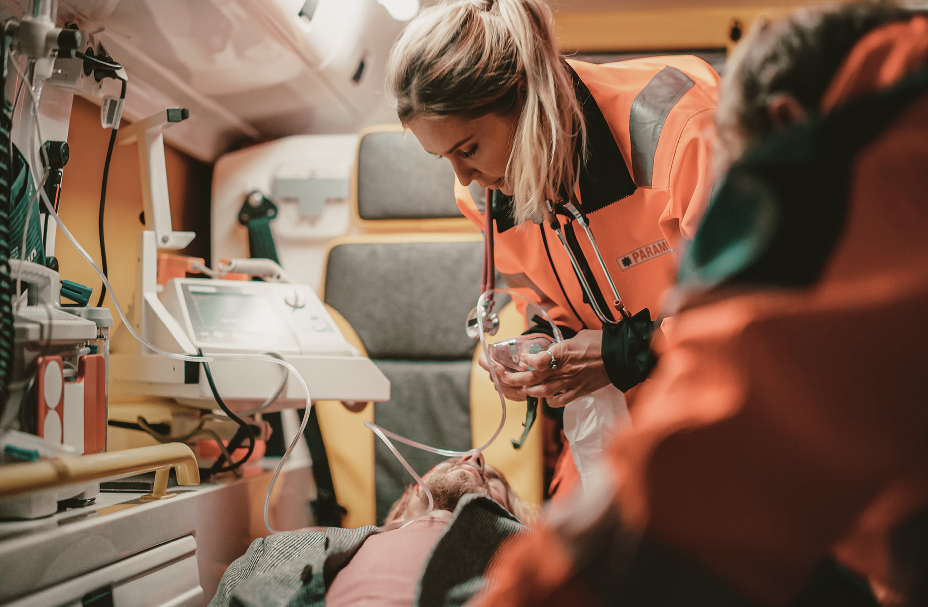 Sanitäterin behandelt einen Menschen im Krankenwagen
