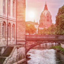 Kanal in Hannover mit Blick auf das Rathaus