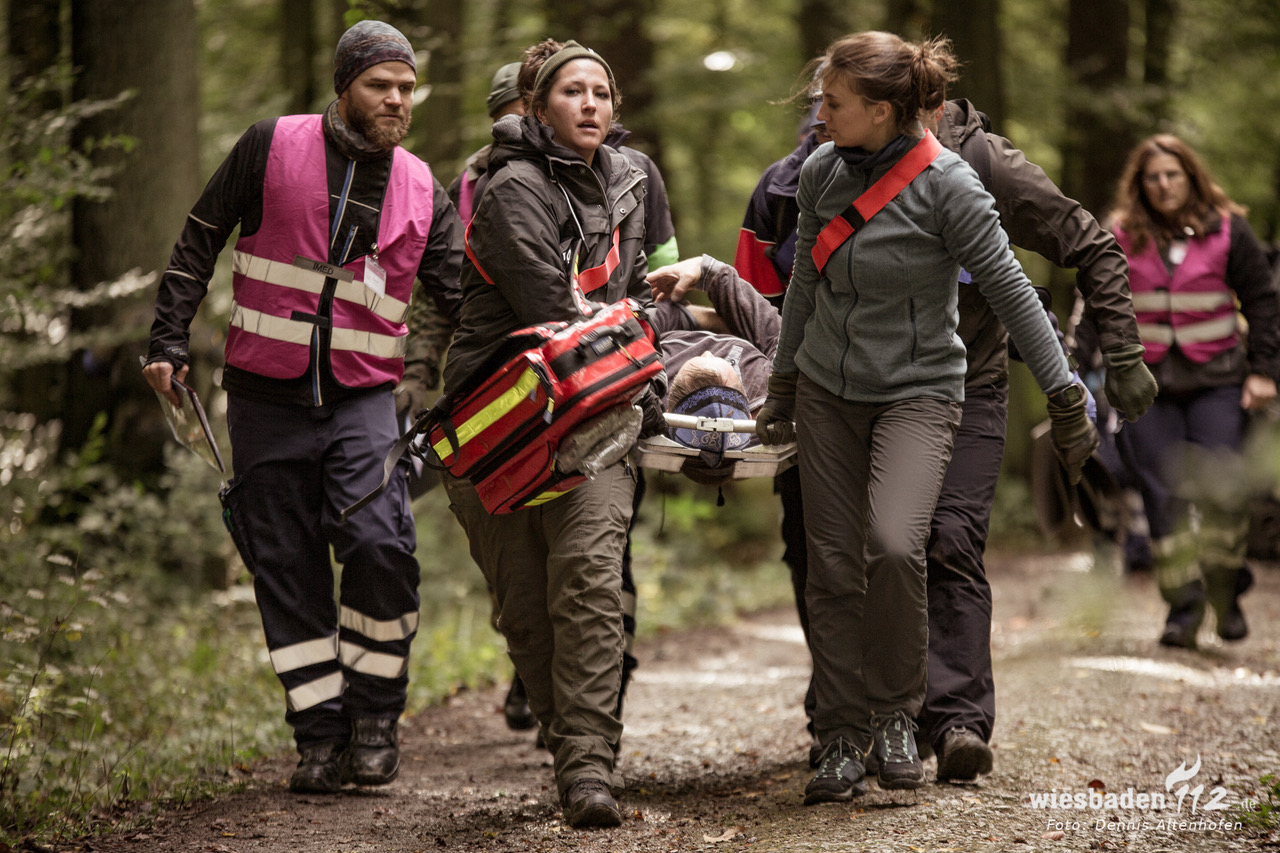 Ersthelfer und Sanitäter bei einer Rettungsübung