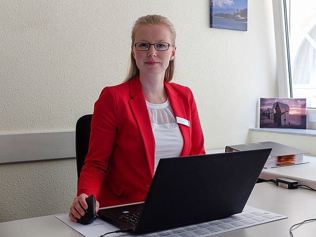 Junge Frau am Laptop